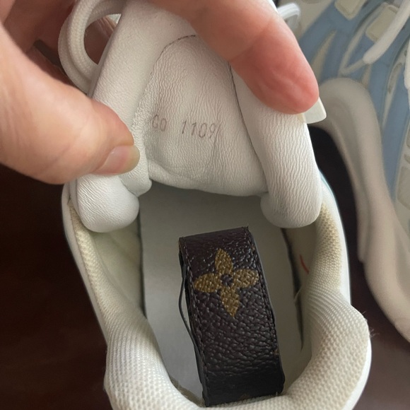 Louis Vuitton - Picture 4 of 7